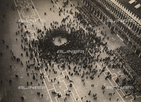 AVQ-A-002434-0065 - Circular crowd assembled in Piazza San Marco for a concert - Date of photography: 1918 - Alinari Archives, Florence