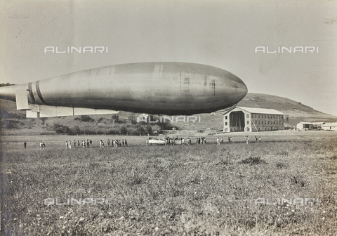 AVQ-A-002434-0072 - The first Italian dirigible - Date of photography: 1908 - Alinari Archives, Florence