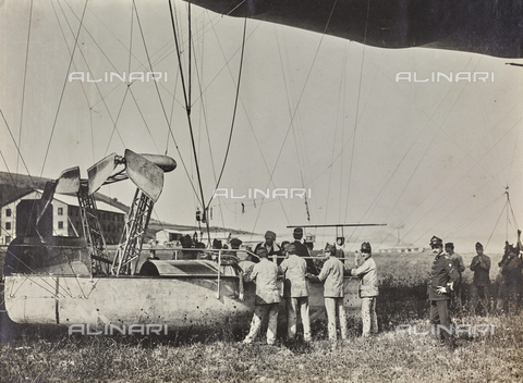 AVQ-A-002434-0073 - Aviators busy at work on the first Italian dirigible - Date of photography: 1908 - Alinari Archives, Florence
