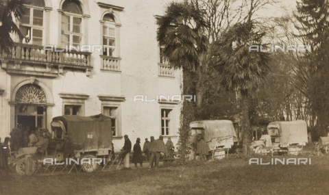 AVQ-A-002752-0012 - Album of the First World War in Friuli-Venezia Giulia: arrival of the ambulance with the wounded in Villa Brazzà, home to 17 of the Hospital of war in Soleschiano Manzano - Date of photography: 25/11/1915 - Alinari Archives, Florence