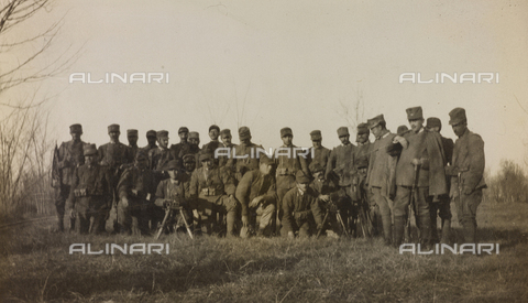AVQ-A-002752-0020 - Album of the First World War in Friuli-Venezia Giulia: group portrait of the soldiers of the Infantry 112.mo with two machine guns near the River Tower - Date of photography: 11/1915 - Alinari Archives, Florence