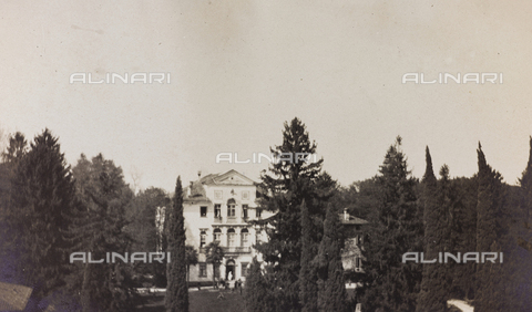 AVQ-A-002752-0099 - Album of the First World War in Friuli-Venezia Giulia: view of Villa Brazzà, home to 17 of the Hospital of war in Soleschiano Manzano, photo taken from the church tower - Date of photography: 01-04/1916 - Alinari Archives, Florence
