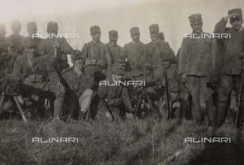 AVQ-A-002752-0150 - Album of the First World War in Friuli-Venezia Giulia: group portrait of the gunners soldiers of the 112.mo Infantry - Date of photography: 11/1915 - Alinari Archives, Florence