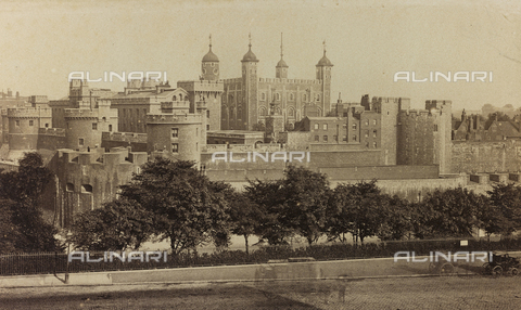 AVQ-A-002803-0042 - Album " Voyage en Ecosse Septembre 1880 ": View of the Tower of London - Date of photography: 29/09/1880 - Alinari Archives, Florence