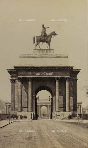 AVQ-A-002803-0045 - Album " Voyage en Ecosse Septembre 1880 ": Wellington Arch with the equestrian statue of Arthur Wellesley the Duke of Wellington in London - Date of photography: 29/09/1880 - Alinari Archives, Florence