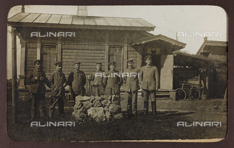 AVQ-A-002988-0004 - First World War: the 'Ukraine in the years 1914-1916 during the invasion of the German army. Portrait of group - Date of photography: 1914-1916 - Alinari Archives, Florence
