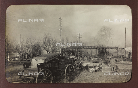 AVQ-A-002988-0051 - First World War: the 'Ukraine in the years 1914-1916 during the invasion of the German army. Military on the site of a bombing - Date of photography: 1914-1916 - Alinari Archives, Florence
