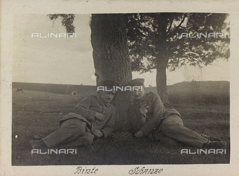 AVQ-A-002988-0059 - First World War: the 'Ukraine in the years 1914-1916 during the invasion of the German army. Two soldiers in a moment of relax - Date of photography: 1914-1916 - Alinari Archives, Florence