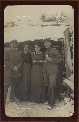 AVQ-A-002988-0068 - First World War: the 'Ukraine in the years 1914-1916 during the invasion of the German army. Portrait of group - Date of photography: 1914-1916 - Alinari Archives, Florence