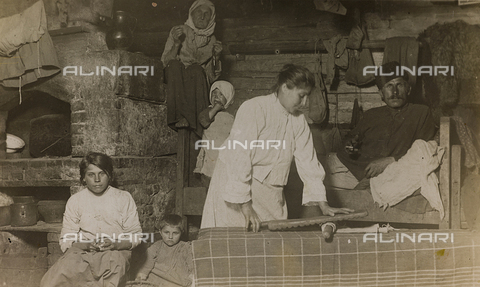 AVQ-A-002988-0074 - First World War: the 'Ukraine in the years 1914-1916 during the invasion of the German army. Family inside a house - Date of photography: 1914-1916 - Alinari Archives, Florence