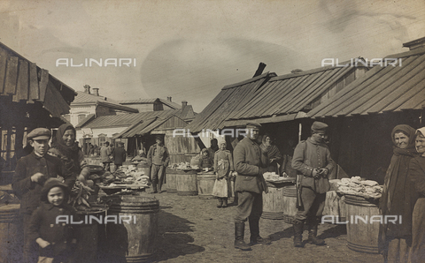AVQ-A-002988-0088 - First World War: the 'Ukraine in the years 1914-1916 during the invasion of the German army. Military in the market - Date of photography: 1914-1916 - Alinari Archives, Florence
