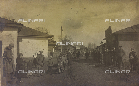 AVQ-A-002988-0089 - First World War: the 'Ukraine in the years 1914-1916 during the invasion of the German army. Military and civilians in the street of a city - Date of photography: 1914-1916 - Alinari Archives, Florence