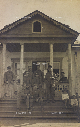 AVQ-A-002988-0090 - First World War: the 'Ukraine in the years 1914-1916 during the invasion of the German army. Group of soldiers on the front steps of a house - Date of photography: 1914-1916 - Alinari Archives, Florence