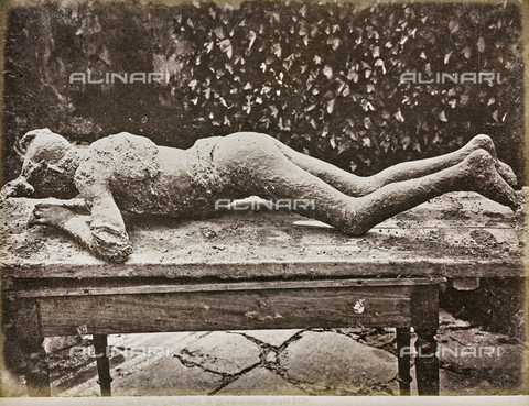 AVQ-A-003082-0027 - Album "Italy": Cast of a victim of the eruption of Vesuvius in AD 79 discovered in the excavations of Pompeii - Date of photography: 1870-1880 - Alinari Archives, Florence