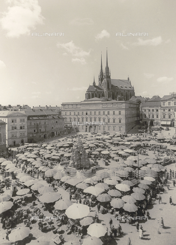 AVQ-A-003560-0006 - The old Cabbage Market (Zelny trh), the busiest square in the city of Brno, Czech Republic. The cathedral can be seen in the background - Date of photography: 1937 - Alinari Archives, Florence