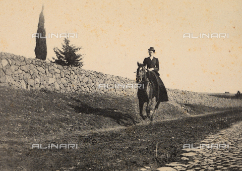 AVQ-A-003771-0038 - Portrait of a lady rider on horseback during a fox hunt in the Torre Nuova countryside, near Rome - Date of photography: 25/01/1897 - Alinari Archives, Florence