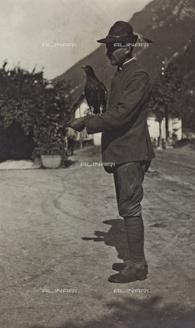 AVQ-A-003796-0132 - First World War: soldier with falcon - Date of photography: 1915-1918 - Alinari Archives, Florence