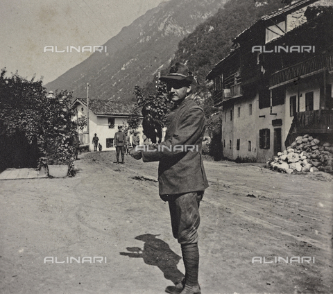 AVQ-A-003796-0133 - First World War: soldier with falcon - Date of photography: 1915-1918 - Alinari Archives, Florence