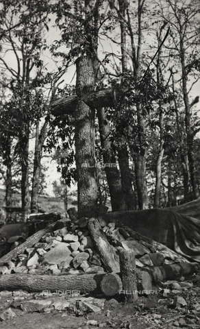 AVQ-A-003796-0135 - First World War: cross made &#8203;&#8203;of two tree trunks - Date of photography: 1915-1918 - Alinari Archives, Florence