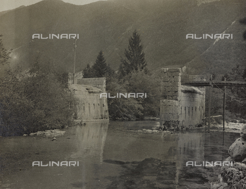 AVQ-A-003796-0181 - First World War: rubble of a bridge on the Isonzo - Date of photography: 1915-1918 - Alinari Archives, Florence