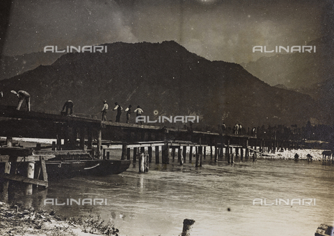 AVQ-A-003796-0184 - First World War: construction of a bridge on the Isonzo - Date of photography: 1915-1918 - Alinari Archives, Florence