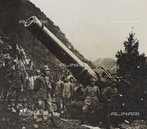 AVQ-A-003796-0208 - First World War: Italian soldiers with cannon - Date of photography: 1915-1918 - Alinari Archives, Florence