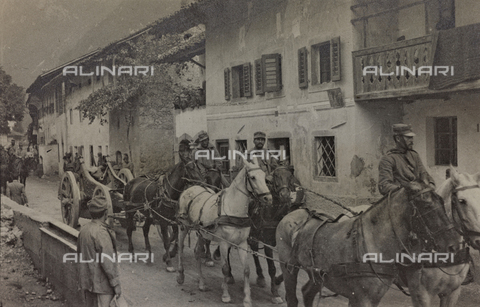 AVQ-A-003796-0213 - First World War: transport of a cannon - Date of photography: 1915-1918 - Alinari Archives, Florence