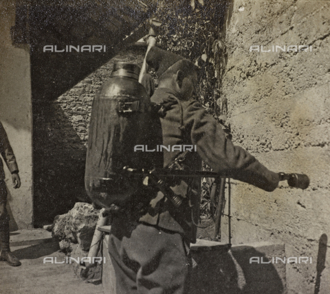 AVQ-A-003796-0217 - First World War: Italian soldier with military equipment - Date of photography: 1915-1918 - Alinari Archives, Florence