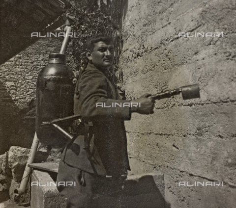 AVQ-A-003796-0218 - First World War: Italian soldier with military equipment - Date of photography: 1915-1918 - Alinari Archives, Florence
