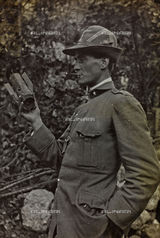 AVQ-A-003796-0220 - First World War: Italian soldier with fragment of bomb - Date of photography: 1915-1918 - Alinari Archives, Florence