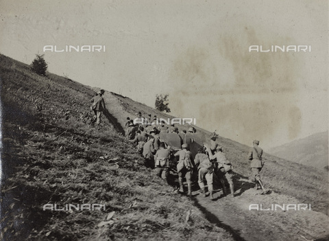 AVQ-A-003796-0225 - First World War: Italian soldiers engaged in the carriage of a cannon - Date of photography: 1915-1918 - Alinari Archives, Florence