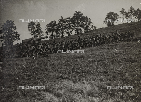 AVQ-A-003796-0226 - First World War: Italian soldiers engaged in the carriage of a cannon - Date of photography: 1915-1918 - Alinari Archives, Florence