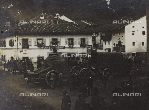 AVQ-A-003796-0227 - First World War: Italian soldiers and military vehicles - Date of photography: 1915-1918 - Alinari Archives, Florence