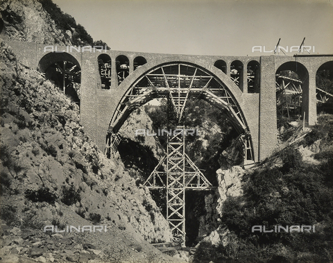 AVQ-A-003811-0004 - Viaduct with an elevated central span at Erbossiera in France. The construction of the railway stretch Nice-Coni was carried out by the Fratelli Giannotti company - Date of photography: 1925 - Alinari Archives, Florence