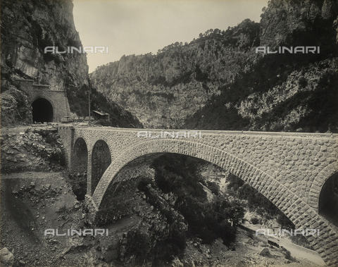 AVQ-A-003811-0006 - Great arch of the Euira bridge over the St. Augusta gorge in France. The construction of the railway stretch Nice-Coni was carried out by the Fratelli Giannotti company - Date of photography: 1925 - Alinari Archives, Florence
