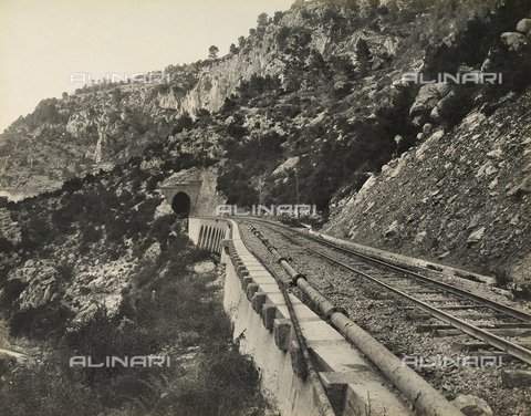 AVQ-A-003811-0007 - Supporting wall of the railway stretch to Euira, near Nice in France. The construction of the railway stretch Nice-Coni was carried out by the Fratelli Gianotti company - Date of photography: 1925 - Alinari Archives, Florence