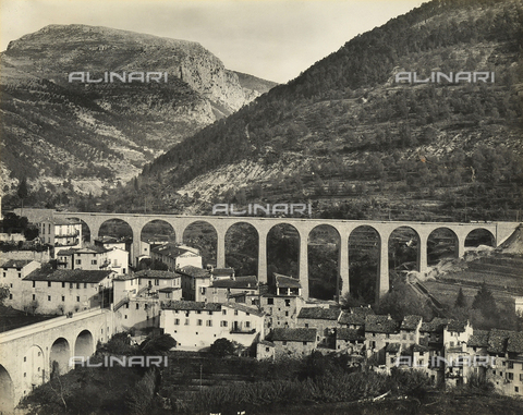 AVQ-A-003811-0011 - Escarène viaduct in France. The construction of the railway stretch Nice-Coni was carried out by the Fratelli Giannotti company - Date of photography: 1925 - Alinari Archives, Florence