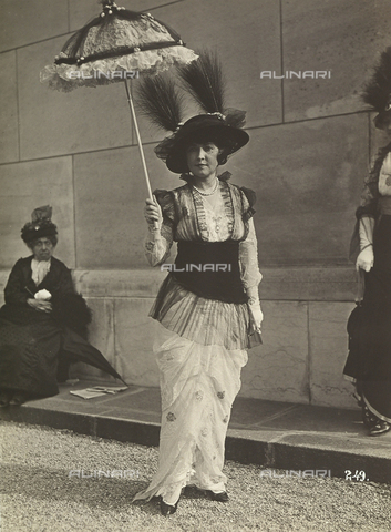 AVQ-A-003929-0001 - "Fashion at the races": a female spectator at the Grand Prix de Paris, Longchamps, France - Date of photography: 29/06/1913 - Alinari Archives, Florence