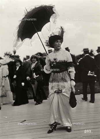 AVQ-A-003929-0002 - "Fashion at the races": a female spectator at the "Journée des drags," Auteuil, France - Date of photography: 27/06/1913 - Alinari Archives, Florence