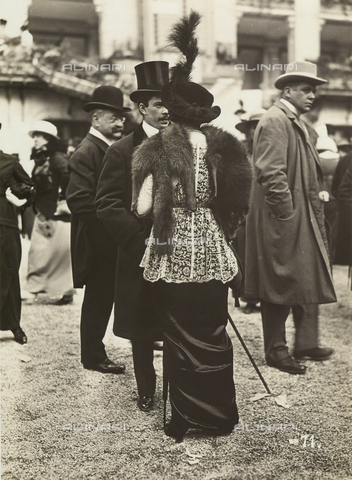 AVQ-A-003929-0003 - "Fashion at the races": spectators at Longchamps, Paris, France - Date of photography: 11/05/1913 - Alinari Archives, Florence