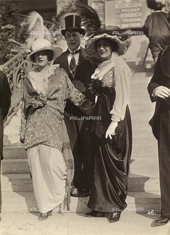 AVQ-A-003929-0004 - "Fashion at the races": spectators at Longchamps, Paris, France - Date of photography: 27/04/1913 - Alinari Archives, Florence