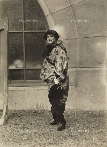 AVQ-A-003929-0005 - "Fashion at the races": a spectator at Longchamps, Paris, France - Date of photography: 18/05/1913 - Alinari Archives, Florence