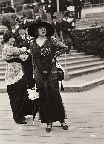 AVQ-A-003929-0006 - "Fashion at the races": female spectators at the "Grande course de Haies," Auteuil, France - Date of photography: 25/06/1913 - Alinari Archives, Florence