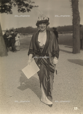 AVQ-A-003929-0007 - "Fashion at the races": a spectator at Longchamps, Paris, France - Date of photography: 20/04/1913 - Alinari Archives, Florence