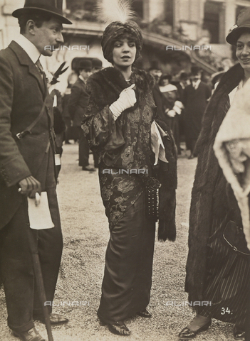 AVQ-A-003929-0008 - "Fashion at the races": spectators at Longchamps, Paris, France - Date of photography: 20/04/1913 - Alinari Archives, Florence