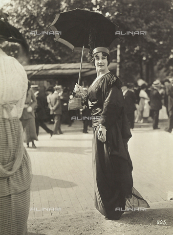 AVQ-A-003929-0009 - "Fashion at the races": a female spectator at the "Journée des drags," Auteuil, France - Date of photography: 27/06/1913 - Alinari Archives, Florence