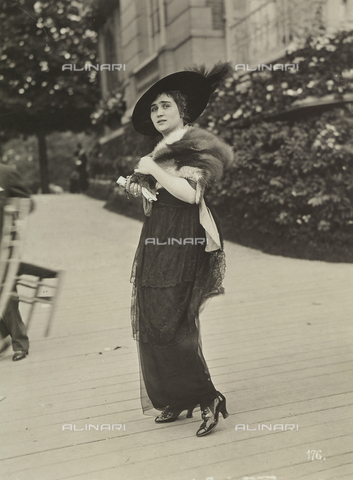 AVQ-A-003929-0011 - "Fashion at the races": a female spectator at the "Grande course de Haies," Auteuil, France - Date of photography: 25/06/1913 - Alinari Archives, Florence
