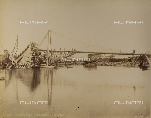 AVQ-A-004041-0003 - A dredging machine with a long-reach arm at work on the river. Egypt - Date of photography: 1905 ca. - Alinari Archives, Florence