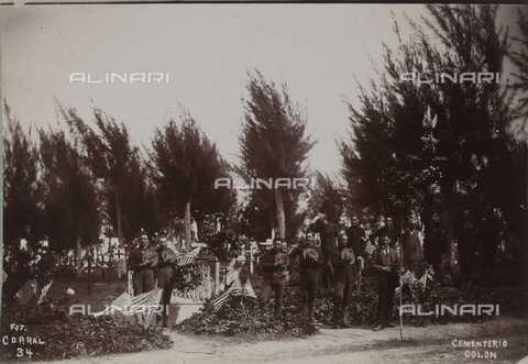 AVQ-A-004053-0039 - 'Antilles': group of men praying in front of a tomb in the Colon Cemetery, Havana - Date of photography: 1910-1920 ca. - Alinari Archives, Florence
