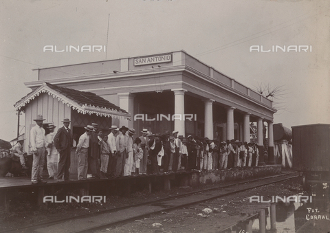 AVQ-A-004053-0056 - 'Antilles': passengers waiting for the train at the San Antonio station - Date of photography: 1910-1920 ca. - Alinari Archives, Florence